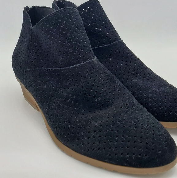 Kenneth Cole Reaction Black Side Walk Perforated Suede Ankle Bootie. Size  8.5 - Picture 7 of 8